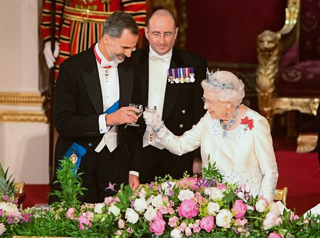 Кралица Елизабет II и кралят на Испания Фелипе VI вдигат наздравица в Бъкингамския дворец.