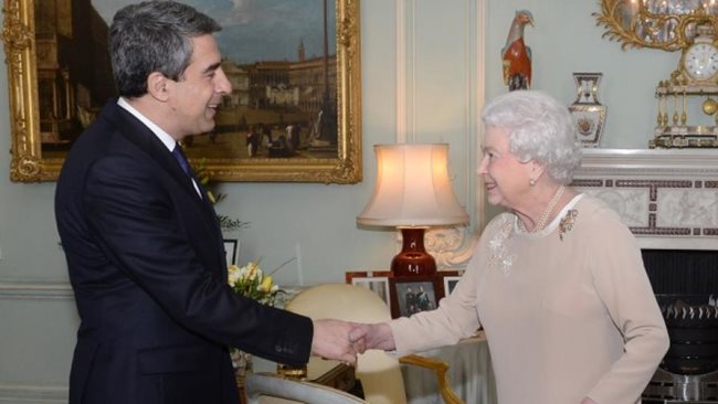 Кралица Елизабет II с бившия български президент Росен Плевнелиев СНИМКА: Архив