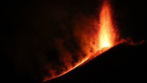 Зрелищно нощно шоу предложи вулканът Етна (ВИДЕО)
