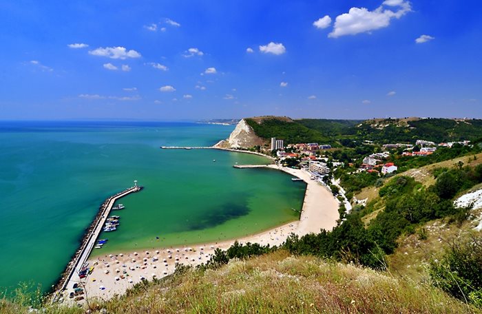 Плажът на Каварна. В дъното се вижда височината Чиракманът.