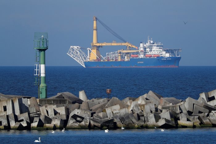 Специалният кораб за полагане на тръби "Академик Черский", който може да бъде използван от Русия за завършване на изграждането на газопровода "Северен поток-2" до Германия
Снимка: Ройтерс
