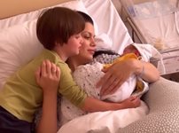 Ралица Паскалева показа бебето, големият й син предсказал бременността й (Видео)