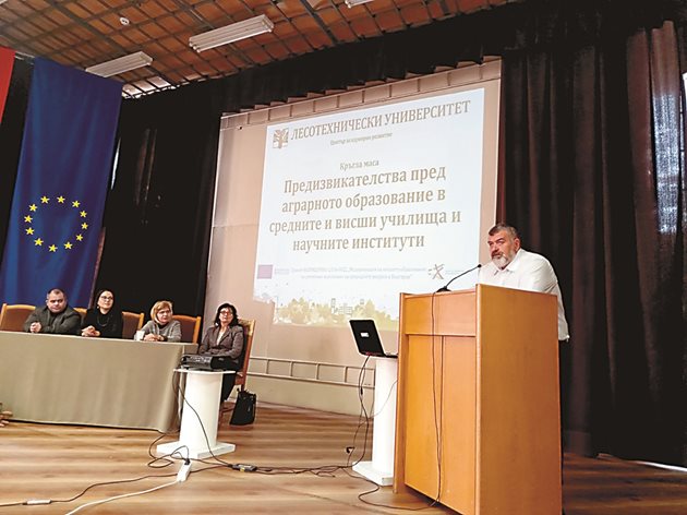 Ангел Живков, директор на ПГ по МСС „Пейо Яворов" – Гоце Делчев, говори на конференцията в Лесотехническия университет.