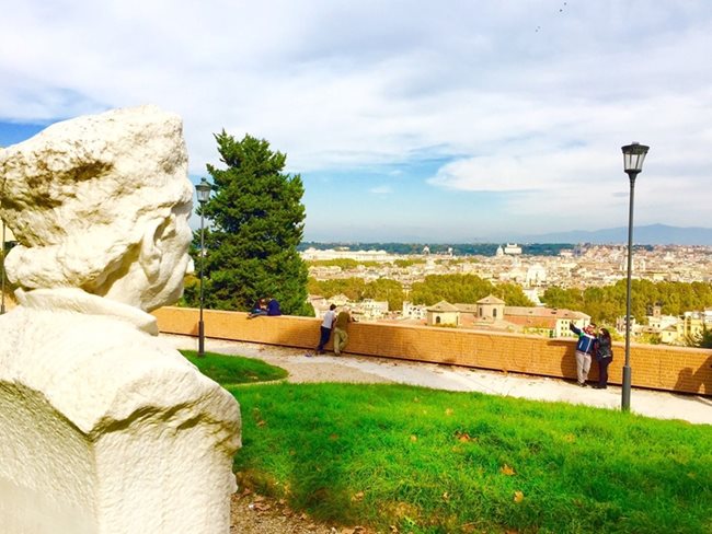 Информирайте се от кои места са най-красивите панорами към градовете – в Рим например от паметника на капитан Петко на хълма Джаниколо се открива красива гледка