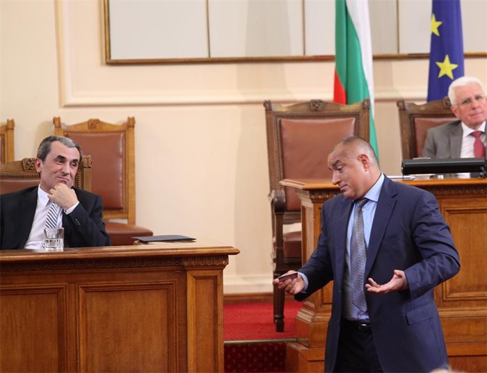 Премиерът Орешарски и Бойко Борисов в парламента