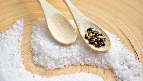 По какъв начин солта помага против бръчки и при рани