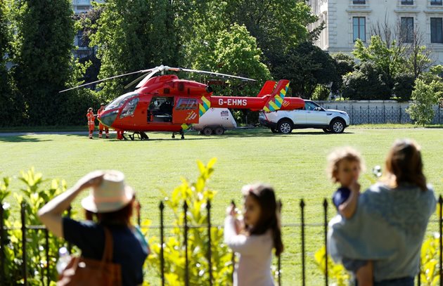 Принц Уилям разреши на хеликоптер на Бърза помощ да кацне на частна площадка на двореца Кенсингтън заради кризата с коронавируса.