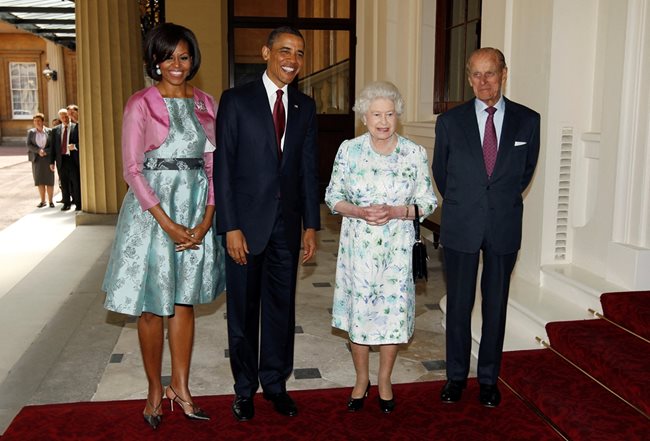 Кралица Елизабет II, принц Филип и бившата президентска двойка на САЩ Мишел и Барак Обама СНИМКА: Ройтерс