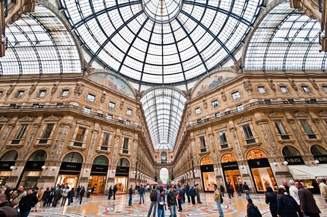 В повечето големи градове като Милано има безплатни пешеходни турове с екскурзовод.