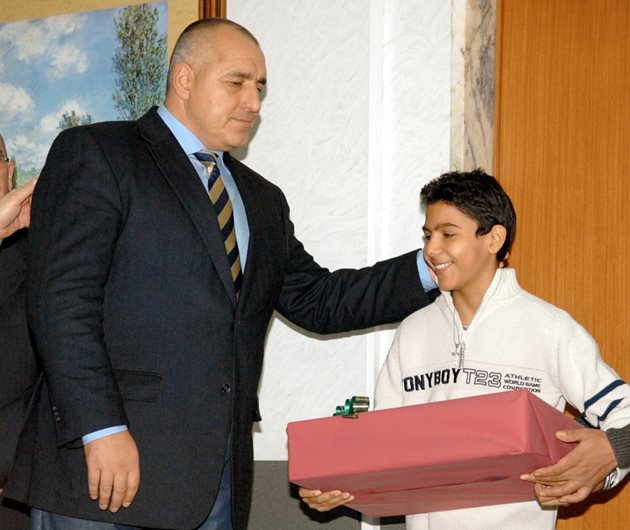 Премиерът Бойко Борисов участва в изписването на 13-годишния Таньо Костов, който претърпя трансплантация на черен дроб през 2012 г. в болница “Лозенец”. До нея се стигна след съдействие на Борисов за транспортиране на момчето от Гърция до България.