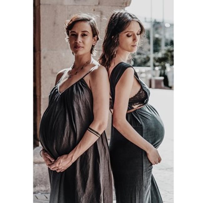 Весела (вляво) и Луиза позират с бременни коремчета дни преди да станат майки.